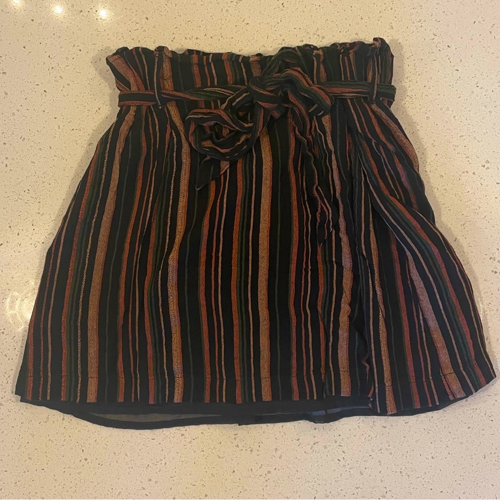 American Eagle medium cloth skirt with belt. Great condition!